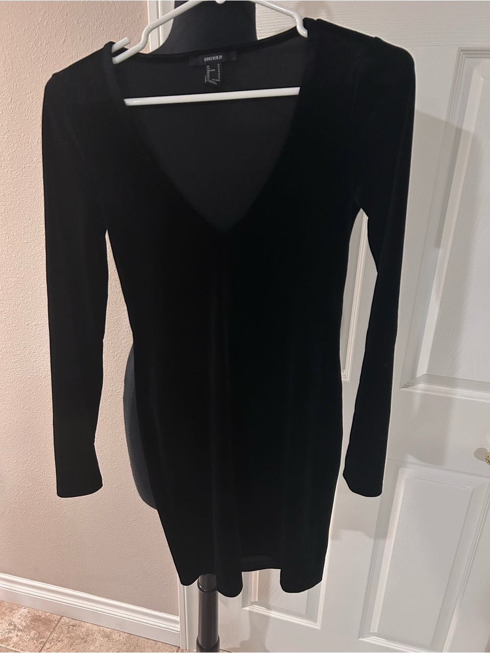 Sexy Black Velvet Long-Sleeve V-Neck Dress Small